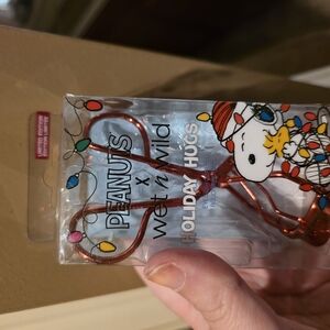 Wet n Wild Peanuts Holiday Collection Red Lash Curler